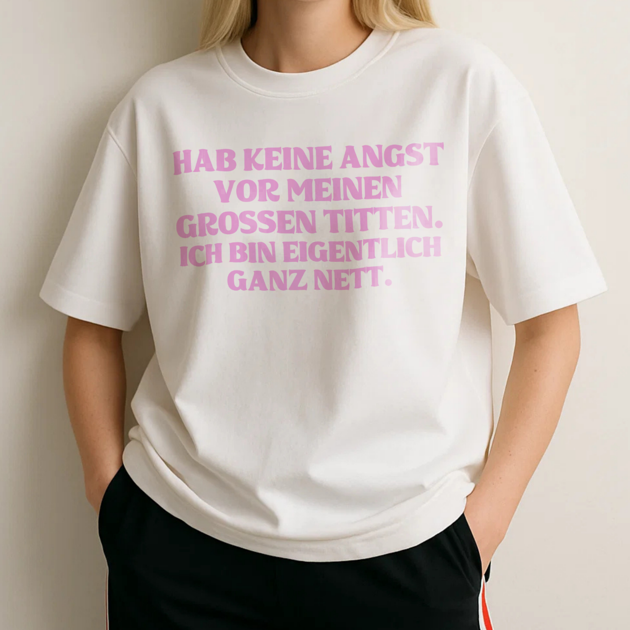 HAB KEINE ANGST VOR MEINEN GROSSEN TITTEN. ICH BIN EIGENTLICH GANZ NETT.