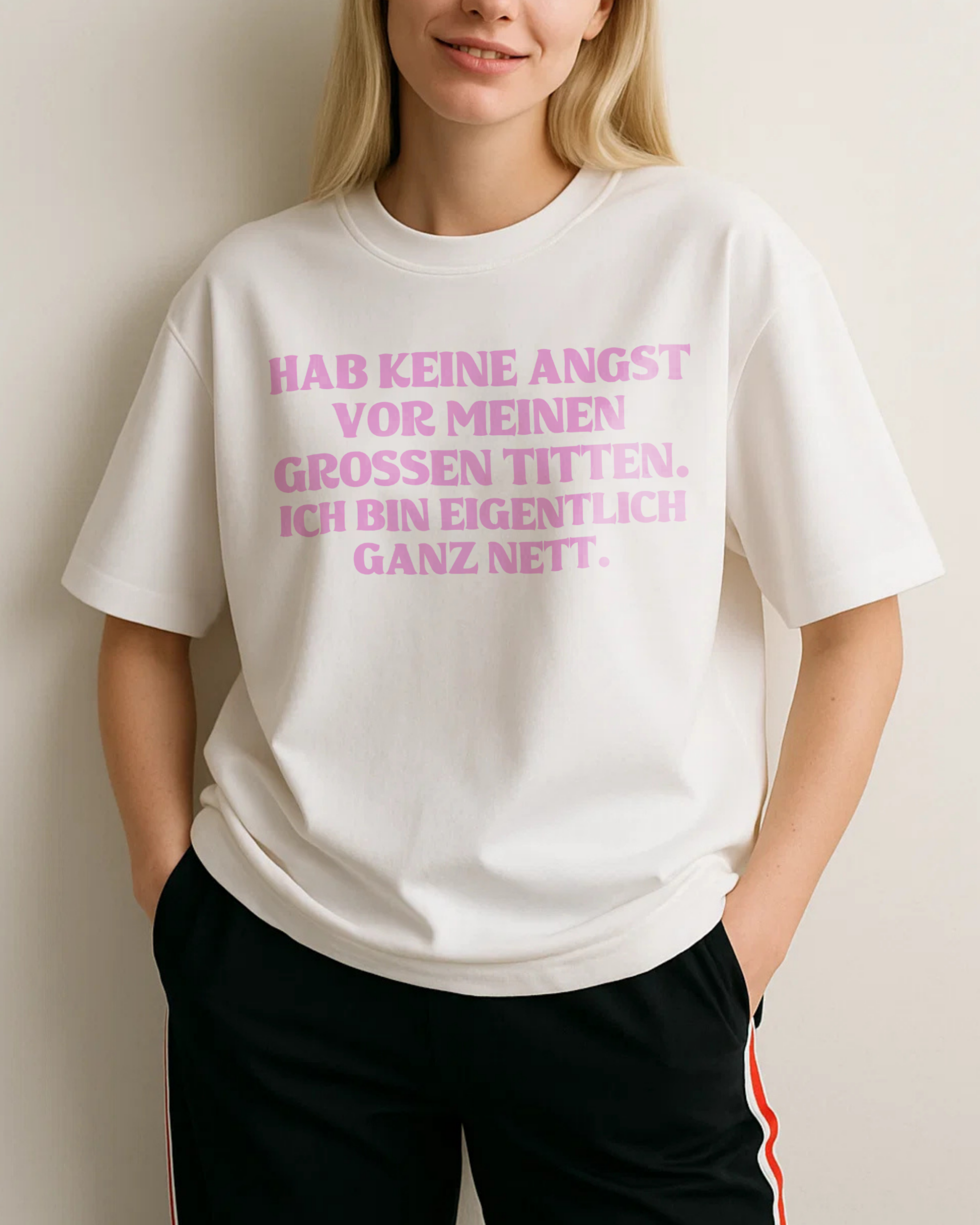HAB KEINE ANGST VOR MEINEN GROSSEN TITTEN. ICH BIN EIGENTLICH GANZ NETT.