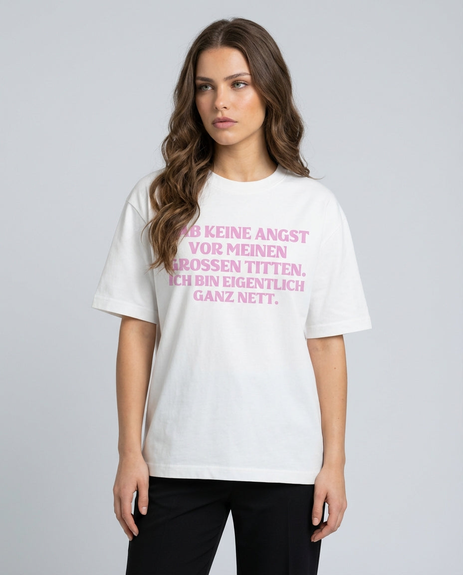 HAB KEINE ANGST VOR MEINEN GROSSEN TITTEN. ICH BIN EIGENTLICH GANZ NETT.