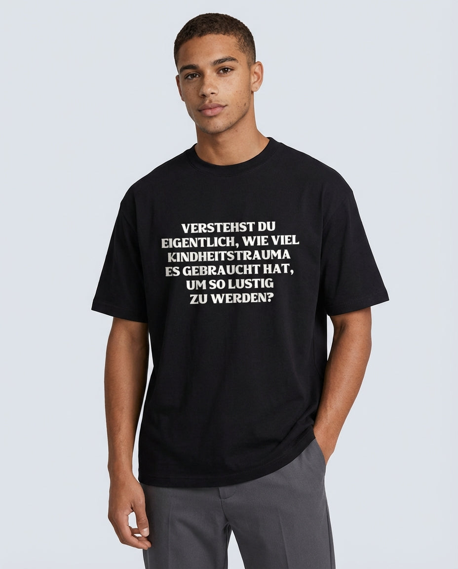 VERSTEHST DU EIGENTLICH, WIE VIEL KINDHEITSTRAUMA ES GEBRAUCHT HAT, UM SO LUSTIG ZU WERDEN?