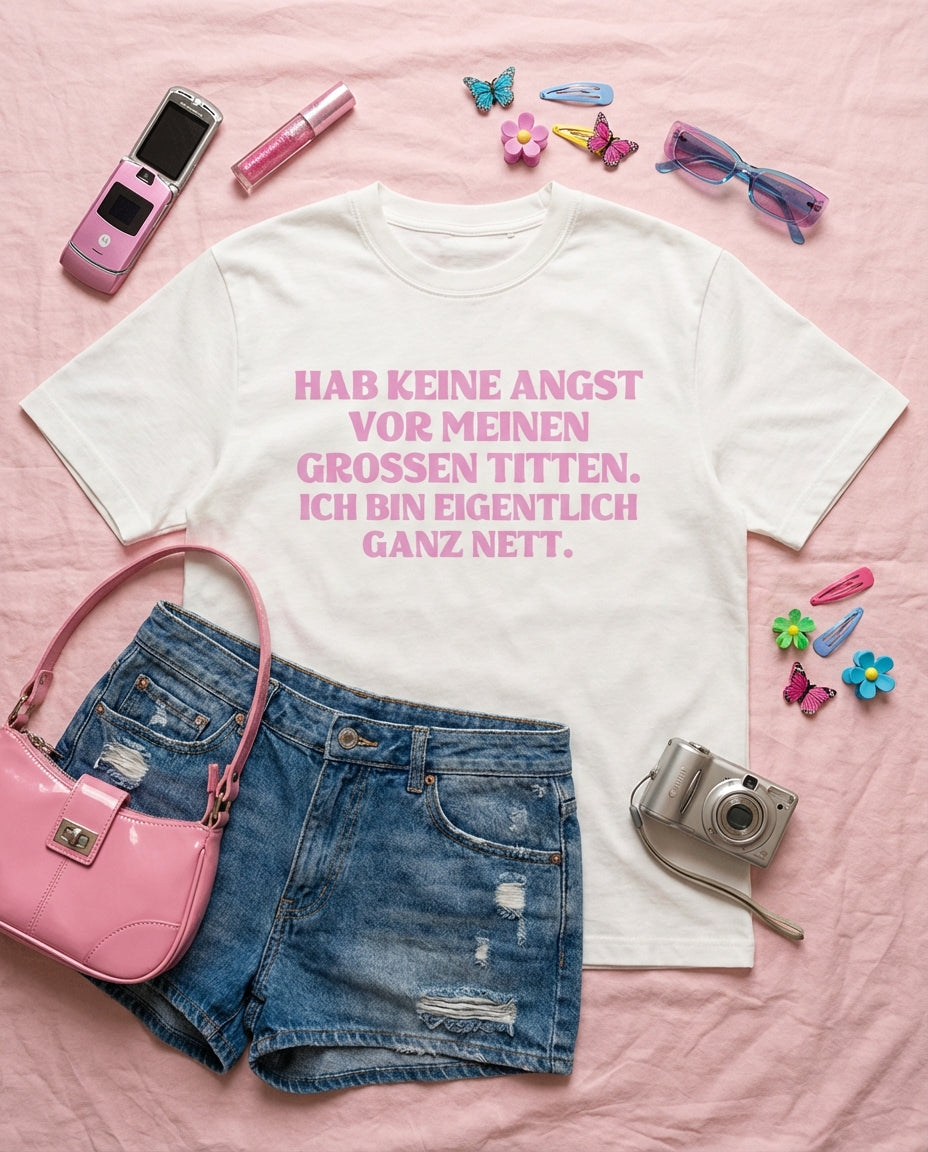 HAB KEINE ANGST VOR MEINEN GROSSEN TITTEN. ICH BIN EIGENTLICH GANZ NETT.