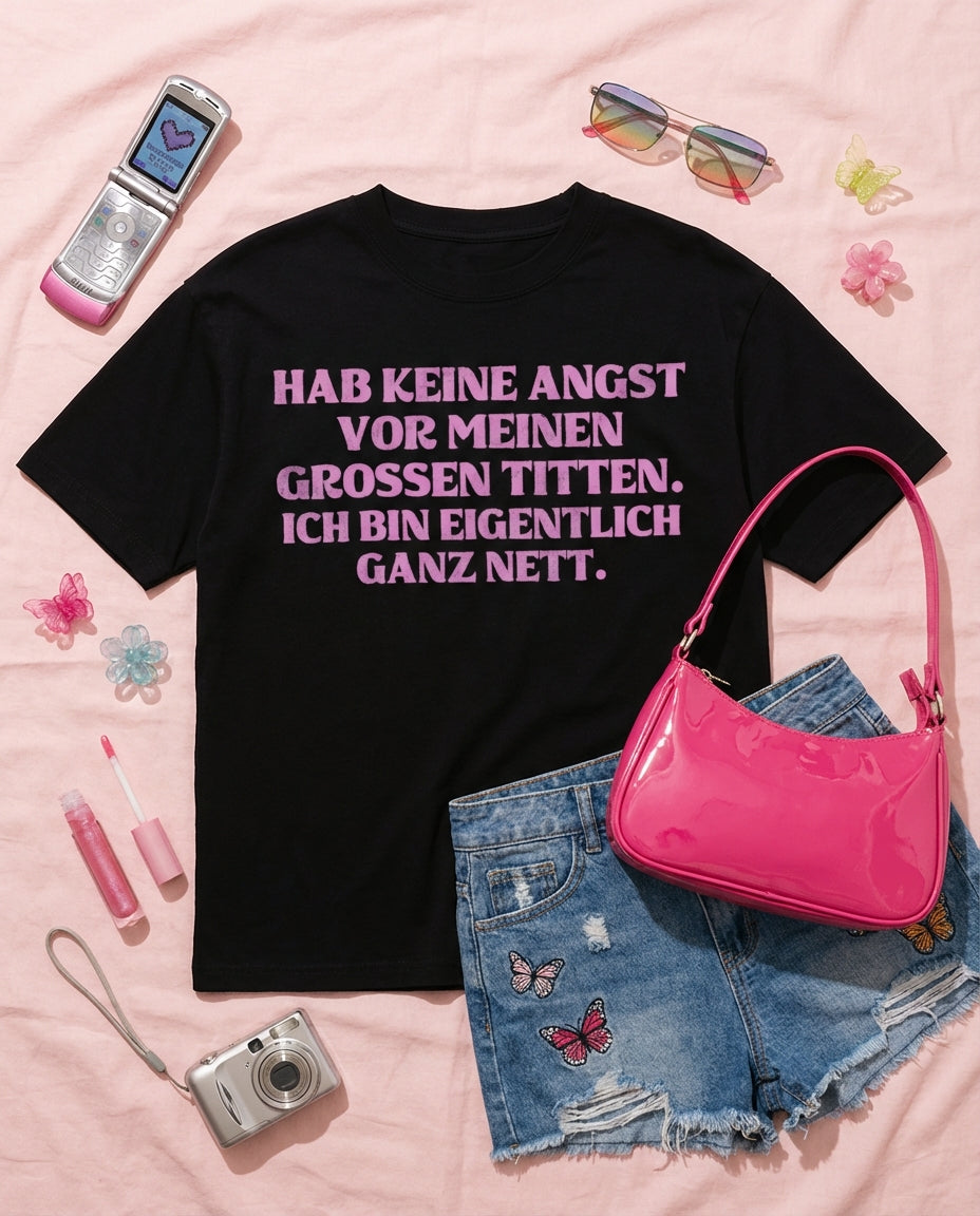 HAB KEINE ANGST VOR MEINEN GROSSEN TITTEN. ICH BIN EIGENTLICH GANZ NETT.