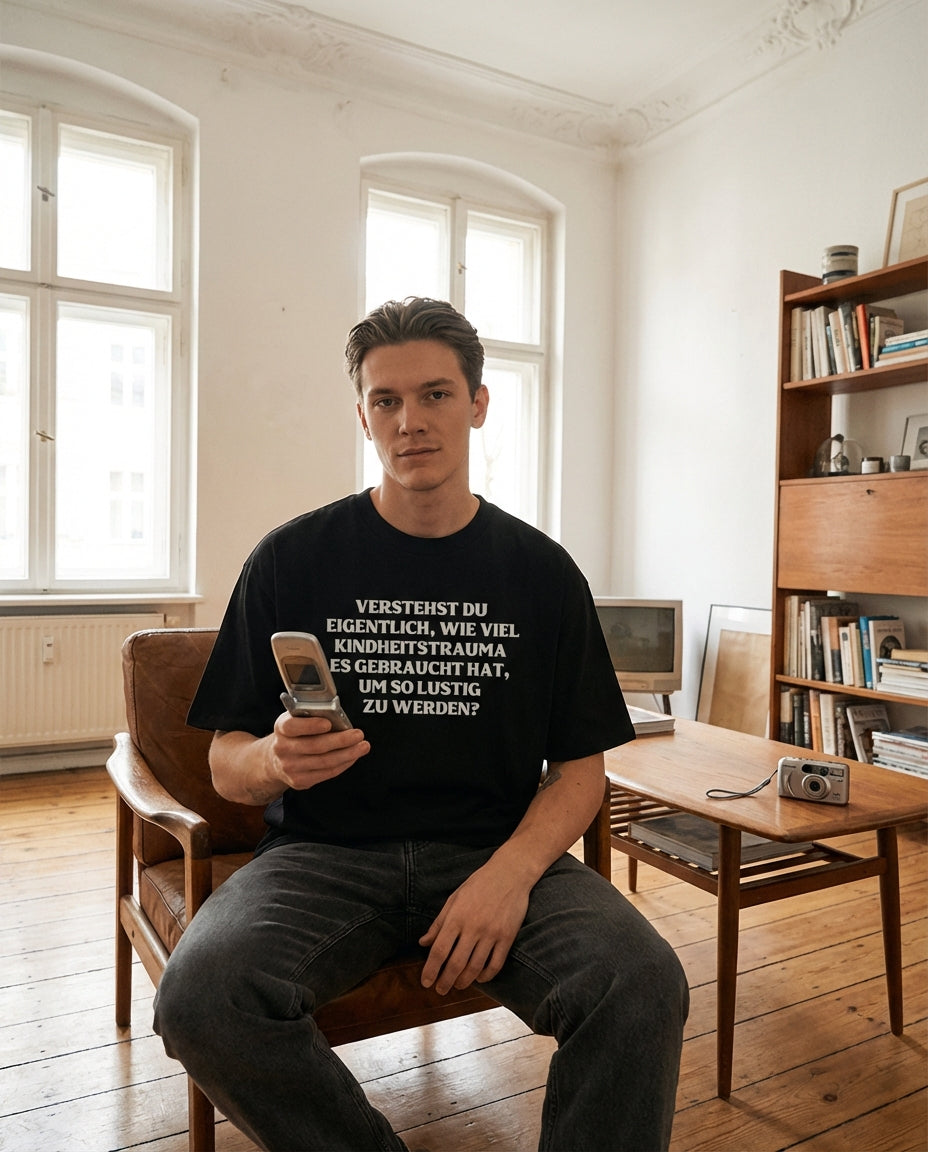 VERSTEHST DU EIGENTLICH, WIE VIEL KINDHEITSTRAUMA ES GEBRAUCHT HAT, UM SO LUSTIG ZU WERDEN?