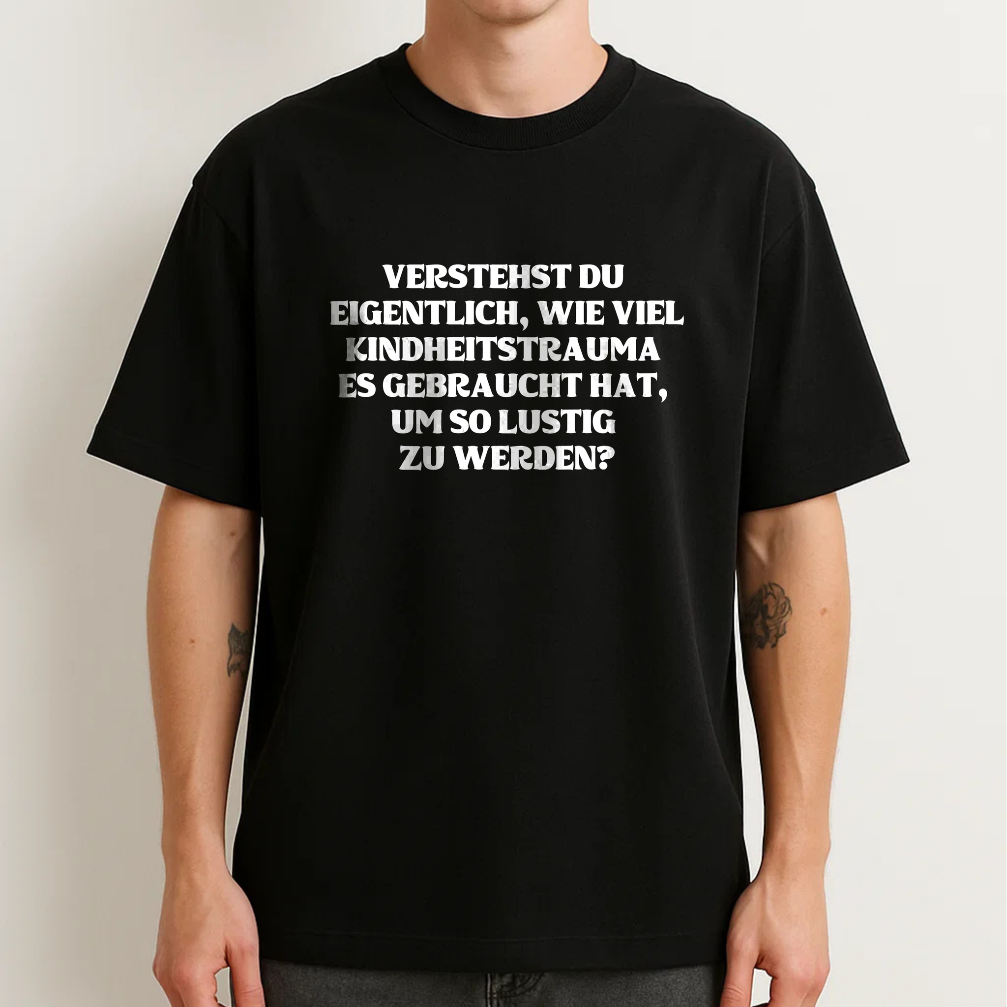 VERSTEHST DU EIGENTLICH, WIE VIEL KINDHEITSTRAUMA ES GEBRAUCHT HAT, UM SO LUSTIG ZU WERDEN?